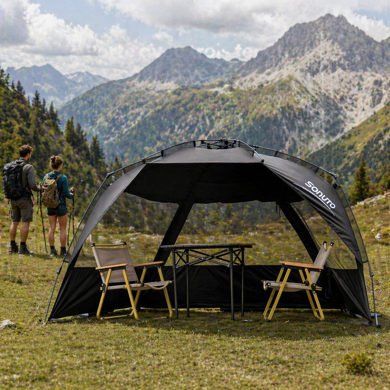 Tente de camping familiale automatique Passion Randonnée, en polyester noir, pouvant accueillir 3 à 4 personnes et dotée de fenêtres en filet, installée dans un paysage de montagne.