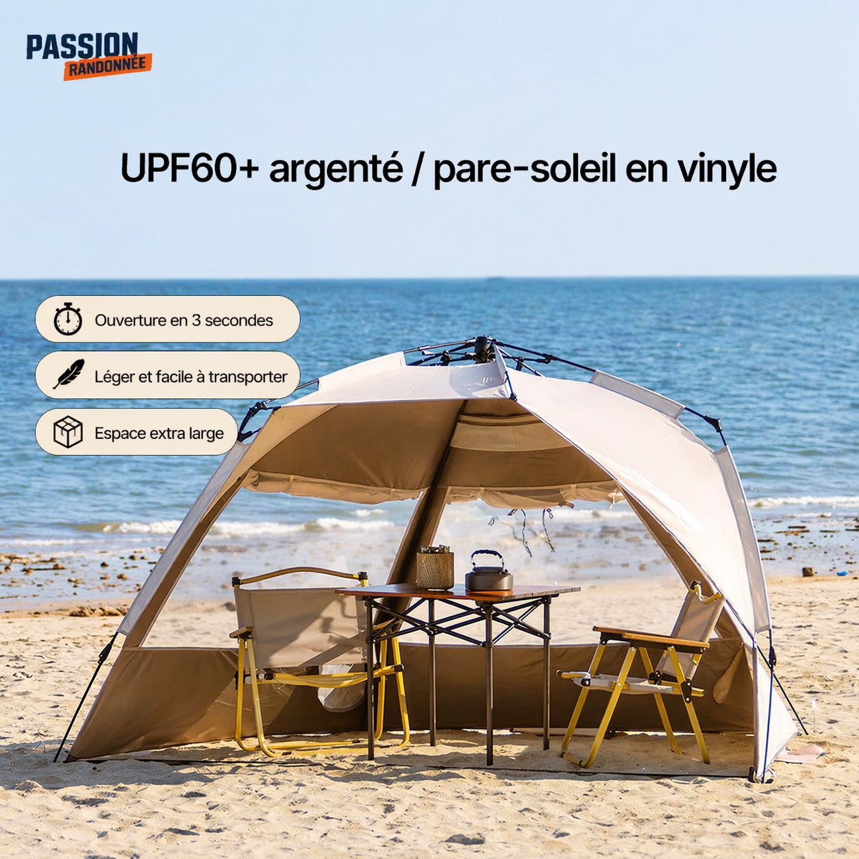 Tente de camping familiale automatique Passion Randonnée, en polyester beige, avec pare-soleil en vinyle argenté UPF60+, installée sur une plage avec des chaises et une table.