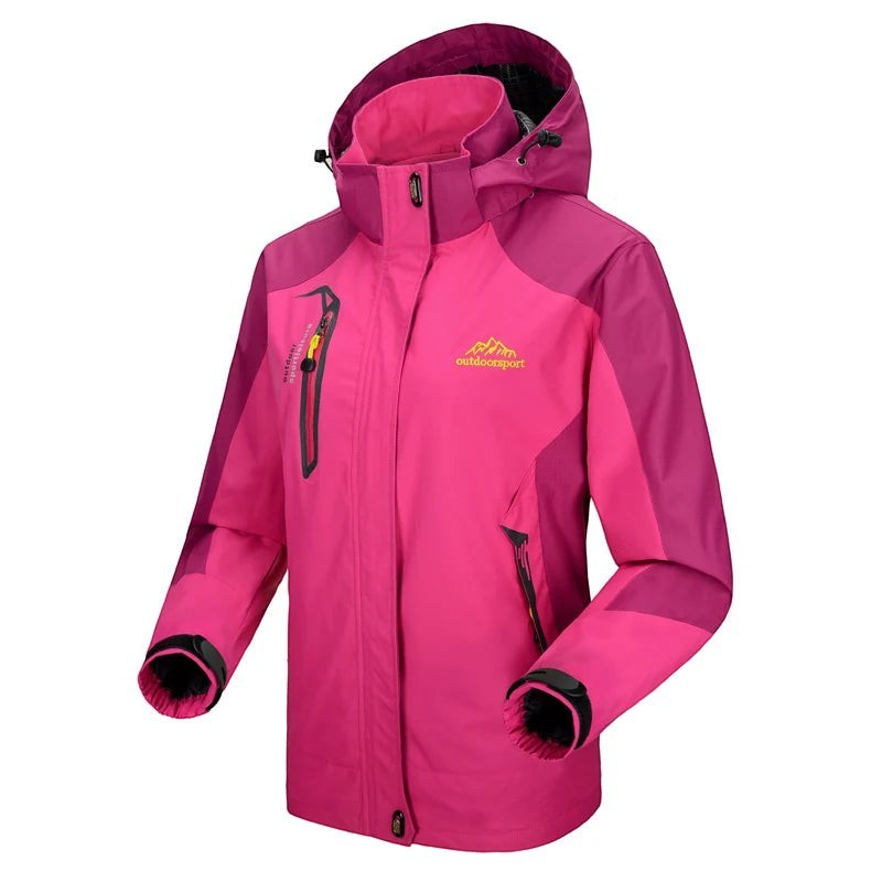 Veste femme rose Passion Randonnée avec capuche ajustable, fermeture zippée et poches pratiques pour la randonnée et les sorties nature.