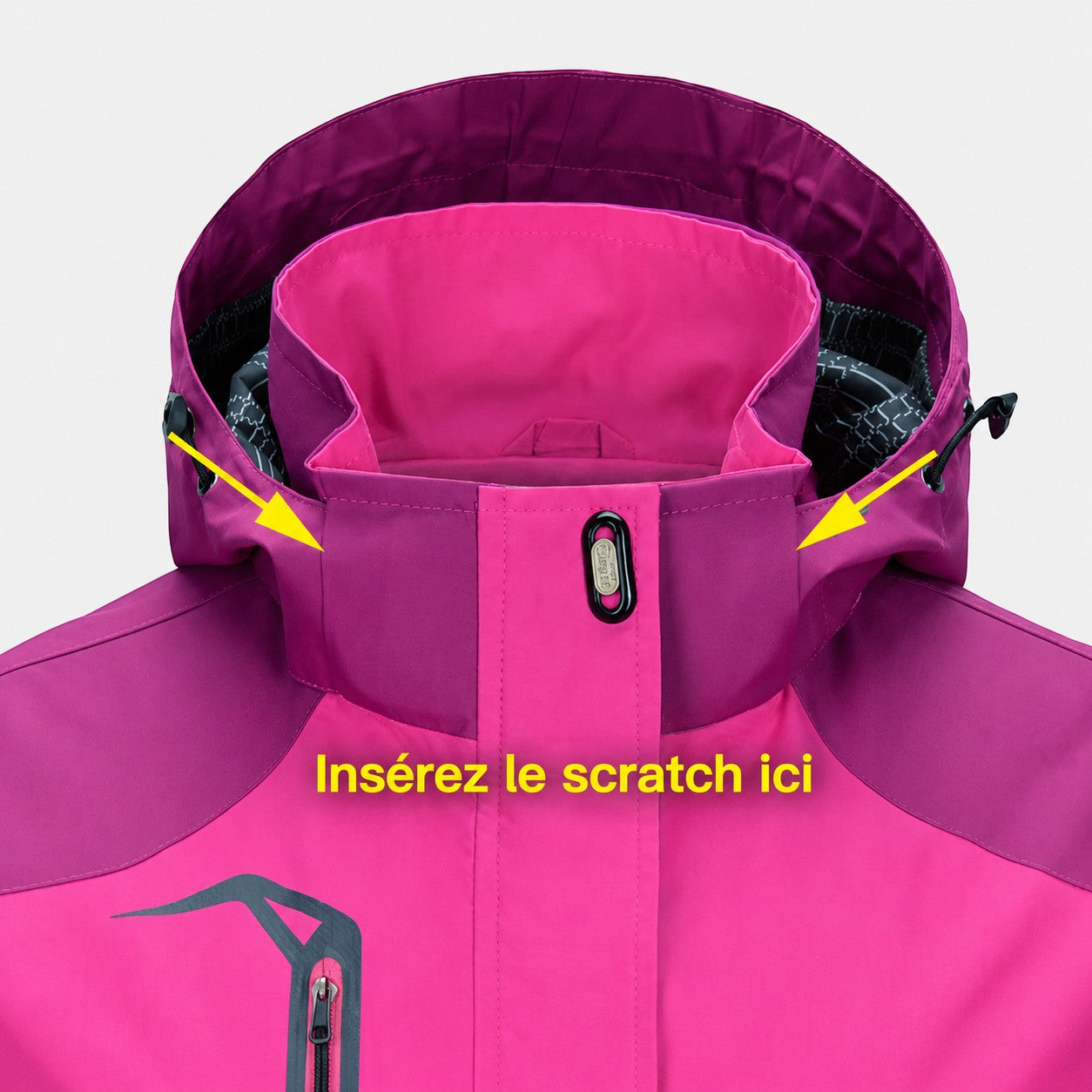 Détail du col montant et de la capuche d’une veste femme rose Passion Randonnée, avec système de réglage pour mieux se protéger du vent.