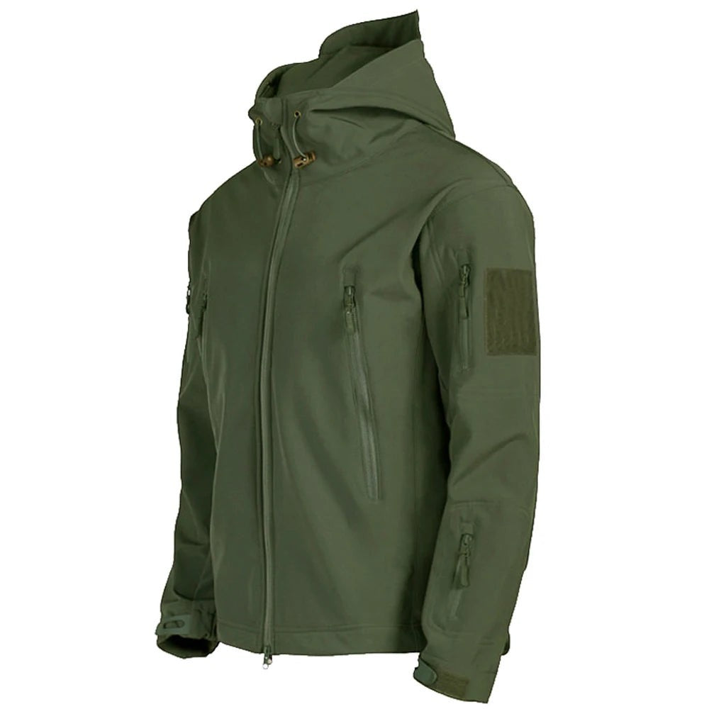 Veste homme verte Passion Randonnée présentée sur fond clair, avec capuche haute, poches zippées sur la poitrine et manches pratiques.