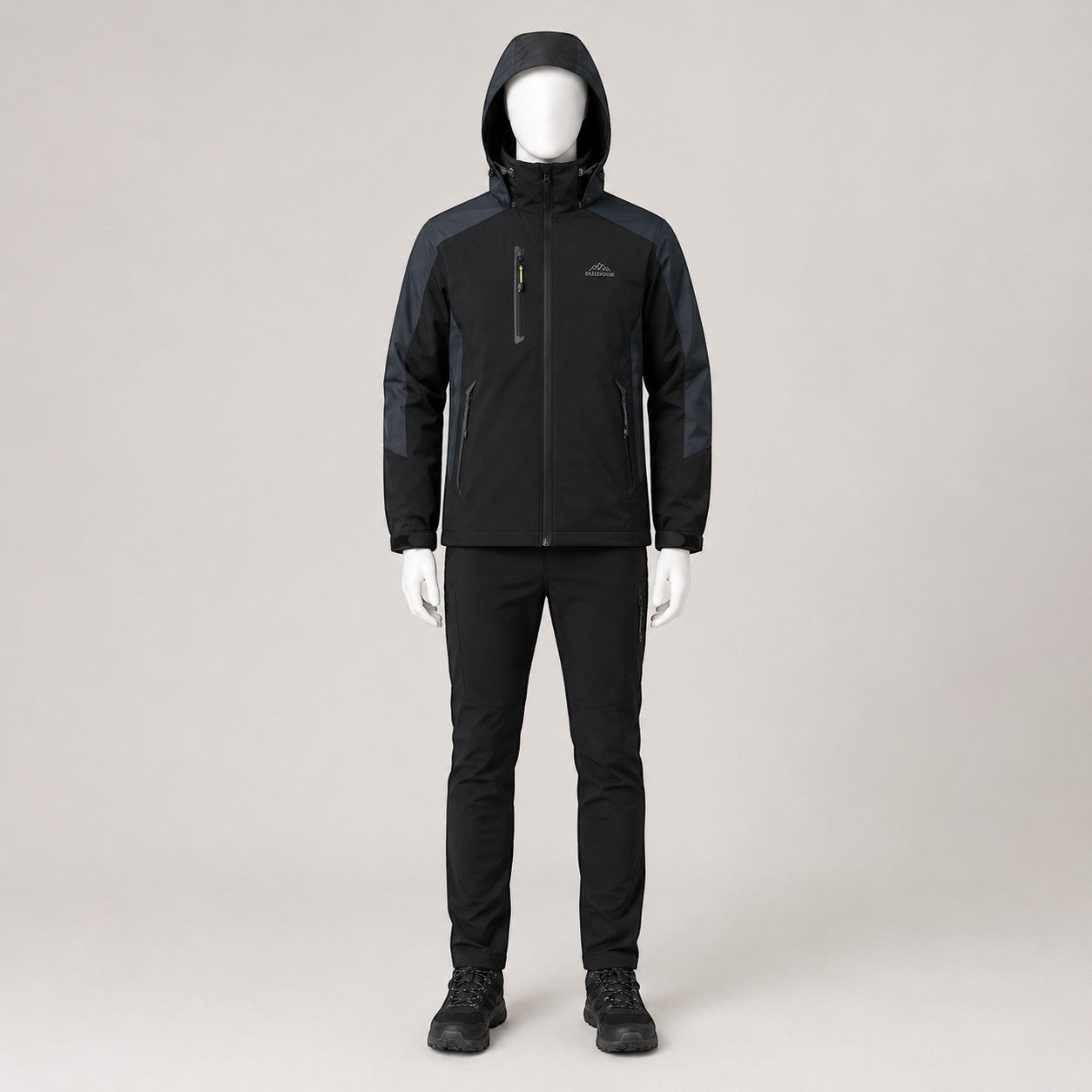 Veste de randonnée femme noire Passion Randonnée avec capuche, portée avec un pantalon assorti pour un style sobre et pratique en extérieur.