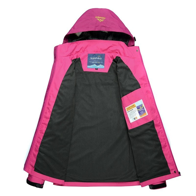 Vue intérieure d’une veste de randonnée femme rose Passion Randonnée, avec doublure visible, capuche et finitions pensées pour le confort.
