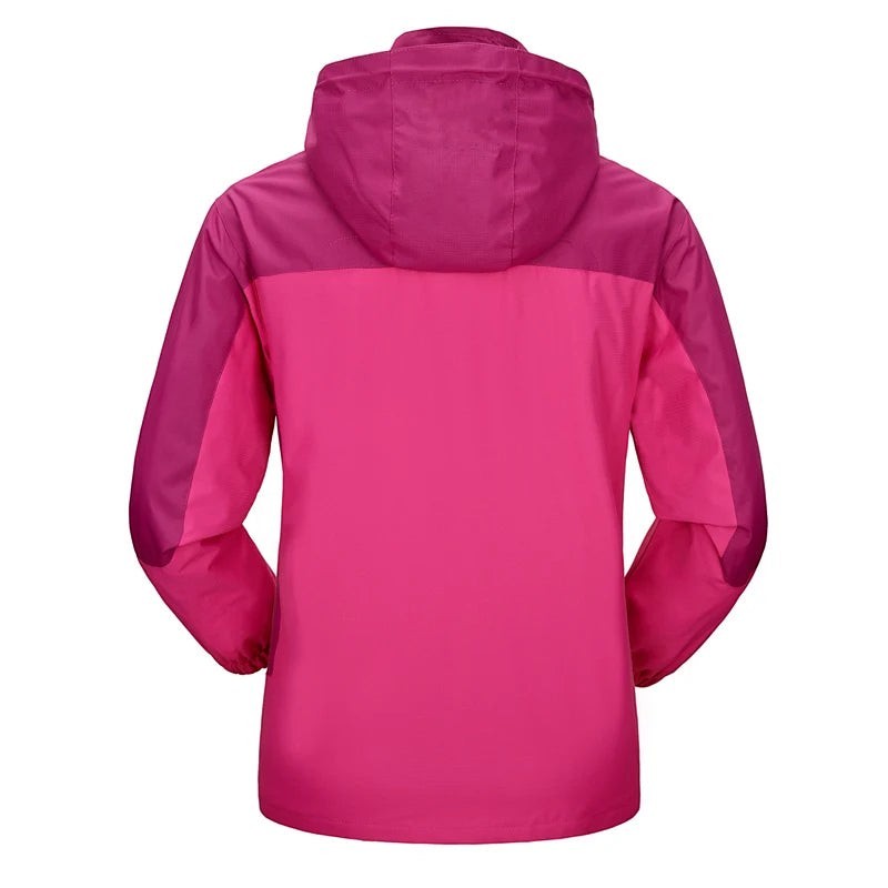 Vue arrière d’une veste de randonnée femme rose Passion Randonnée, avec capuche et coupe couvrante pour les activités en extérieur.