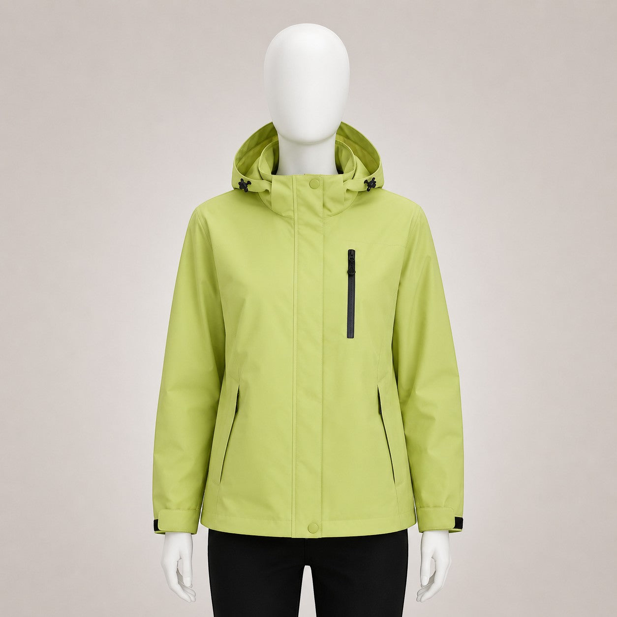 Veste de randonnée femme vert clair Passion Randonnée avec capuche, poches zippées et coupe légère pour les sorties outdoor.