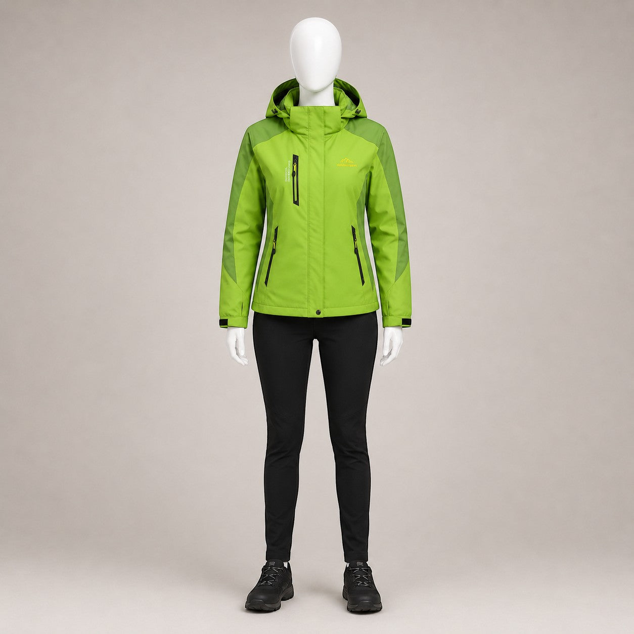 Veste de randonnée femme verte Passion Randonnée portée avec un pantalon noir, idéale pour les sorties outdoor, la marche et le trekking.