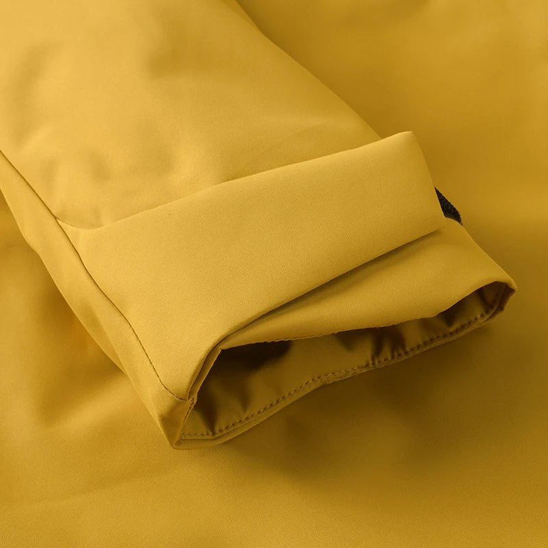 Gros plan sur la manche d’une veste de randonnée jaune Passion Randonnée, avec finition soignée et coupe pensée pour le confort en extérieur.
