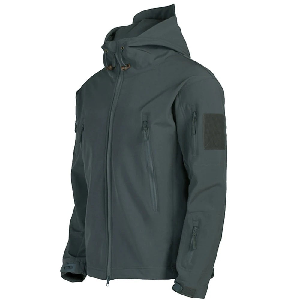 Veste softshell homme grise Passion Randonnée présentée sur fond blanc, avec capuche protectrice, poches zippées et coupe confortable pour la randonnée.
