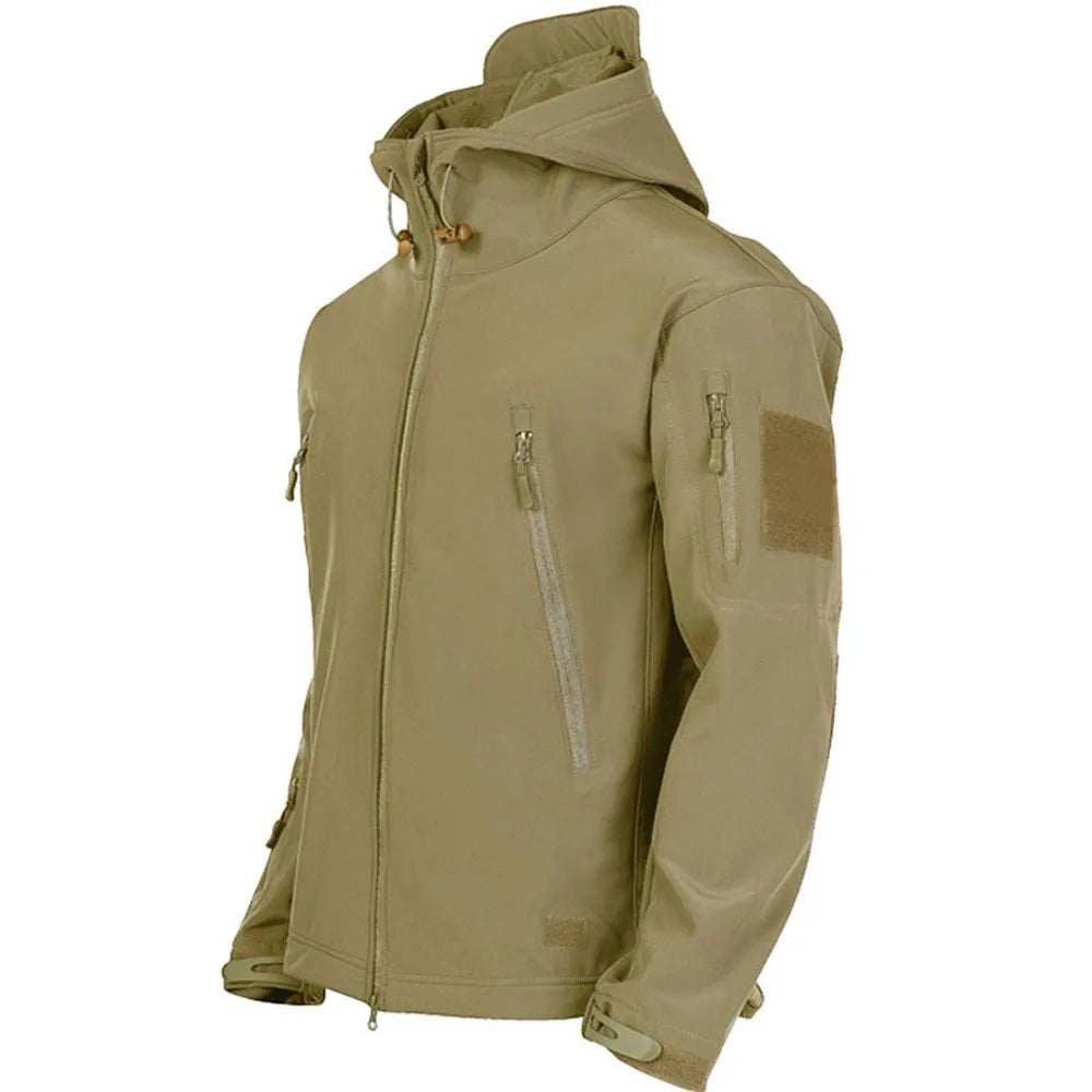 Veste de trekking homme beige Passion Randonnée avec capuche réglable, poches verticales zippées et coupe pratique pour les sorties outdoor.