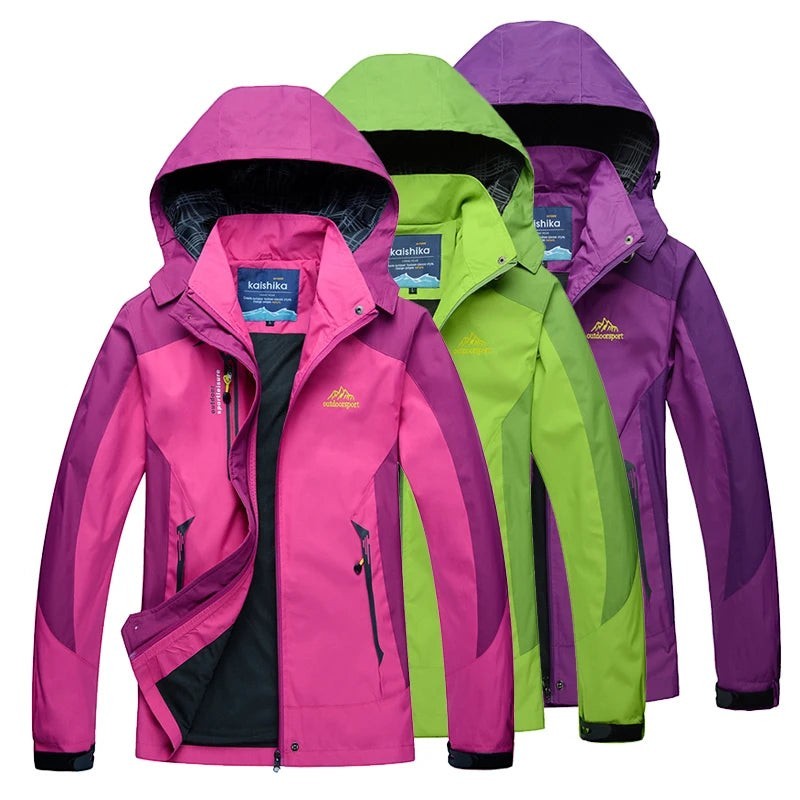 Vestes de randonnée femme Passion Randonnée en rose, vert et violet, avec capuche, poches zippées et coupe adaptée aux sorties outdoor.