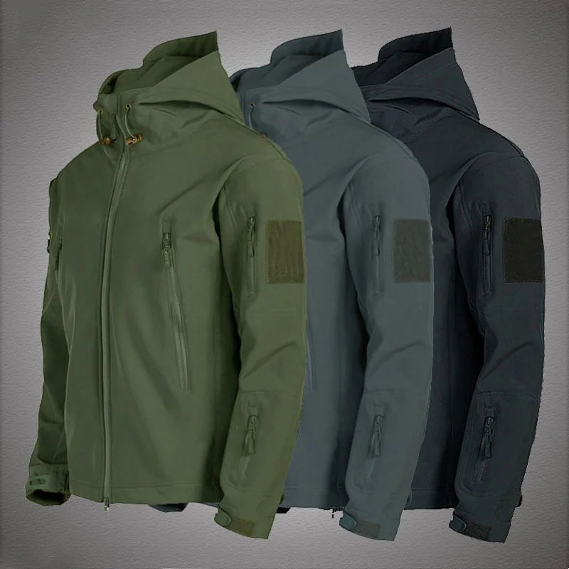 Vestes de randonnée homme Passion Randonnée en vert, noir et gris, avec capuche réglable, poches zippées et style technique pour l’extérieur.