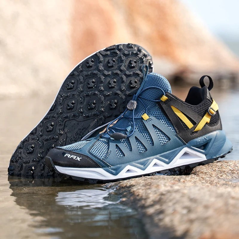 Chaussure aquatique bleue Passion Randonnée avec semelle antidérapante, laçage rapide et tige respirante, idéale pour marcher près de l’eau, en randonnée légère ou en activité outdoor.