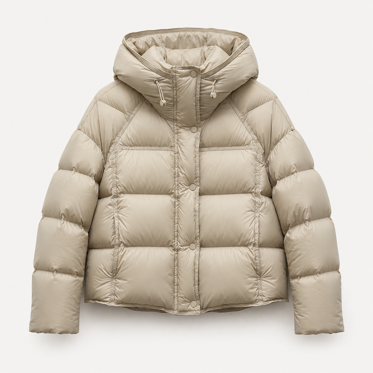 Femme portant une doudoune de randonnee chaude outdoor Passion Randonnee, vue de face.