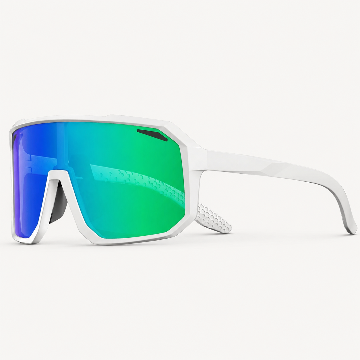 Détail de la monture des lunettes de randonnée UV400 Passion Randonnée, légère et robuste.