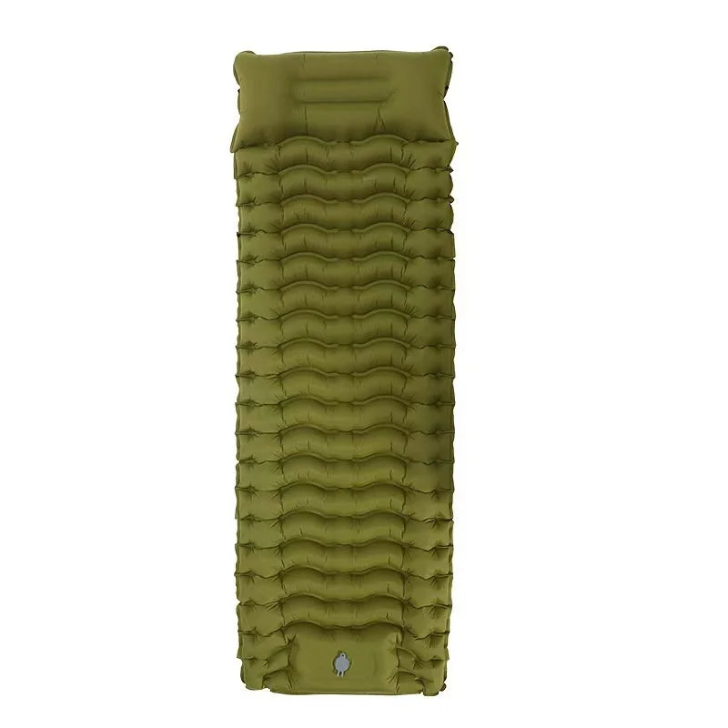 Matelas gonflable trekking léger et compact utilisé sur sentier de montagne Passion Randonnée.