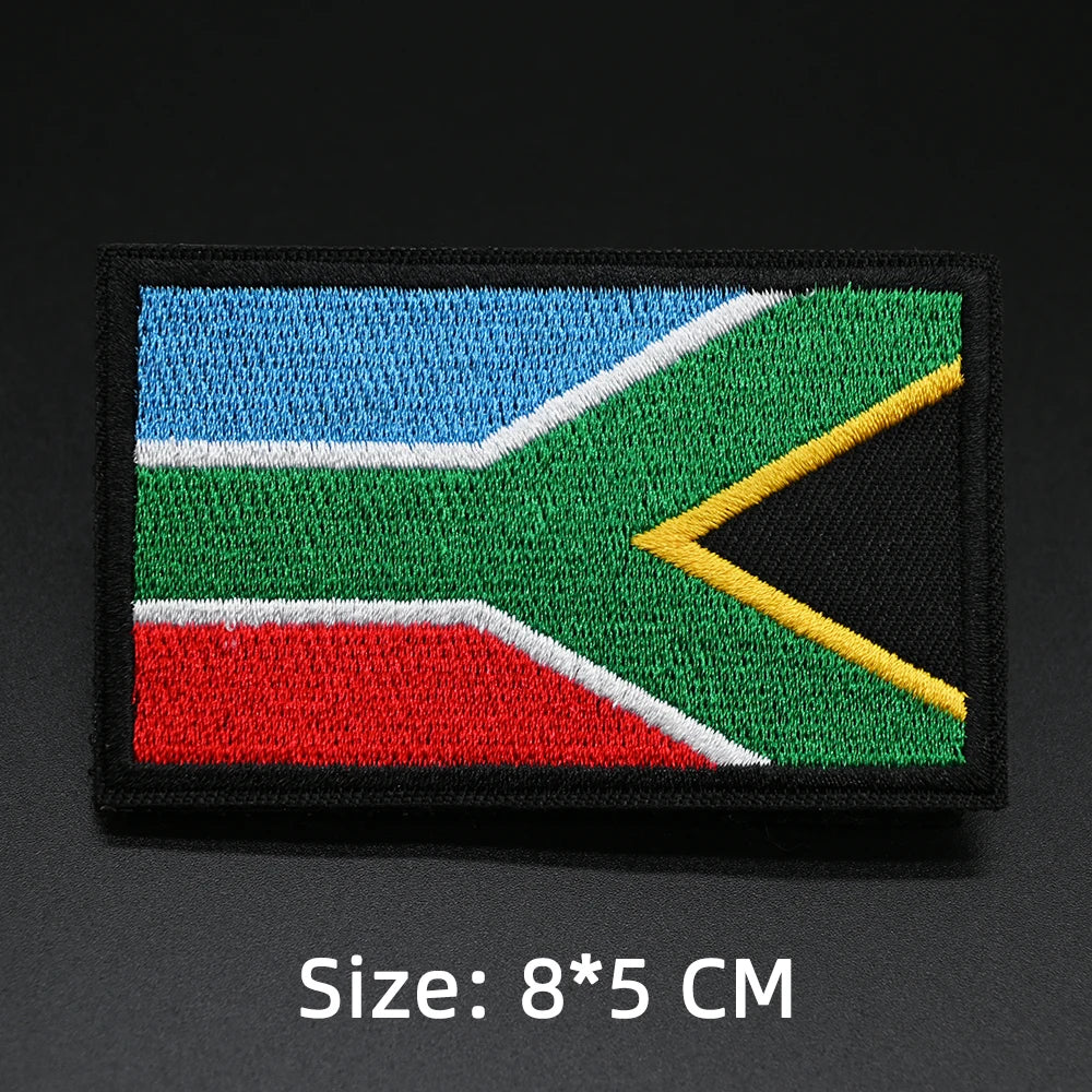 Détail capuche de patch drapeau sac randonnée brodé Passion Randonnée.