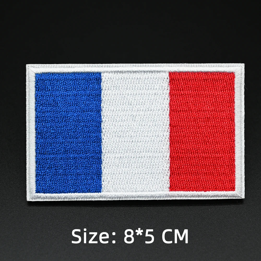Patch drapeau sac randonnée brodé porté en extérieur sur sentier Passion Randonnée.