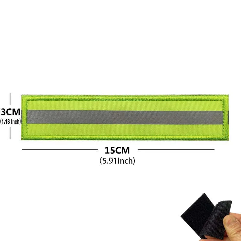 Patch réfléchissant sécurité randonnée velcro sac à dos utilisé sur sentier de montagne Passion Randonnée.