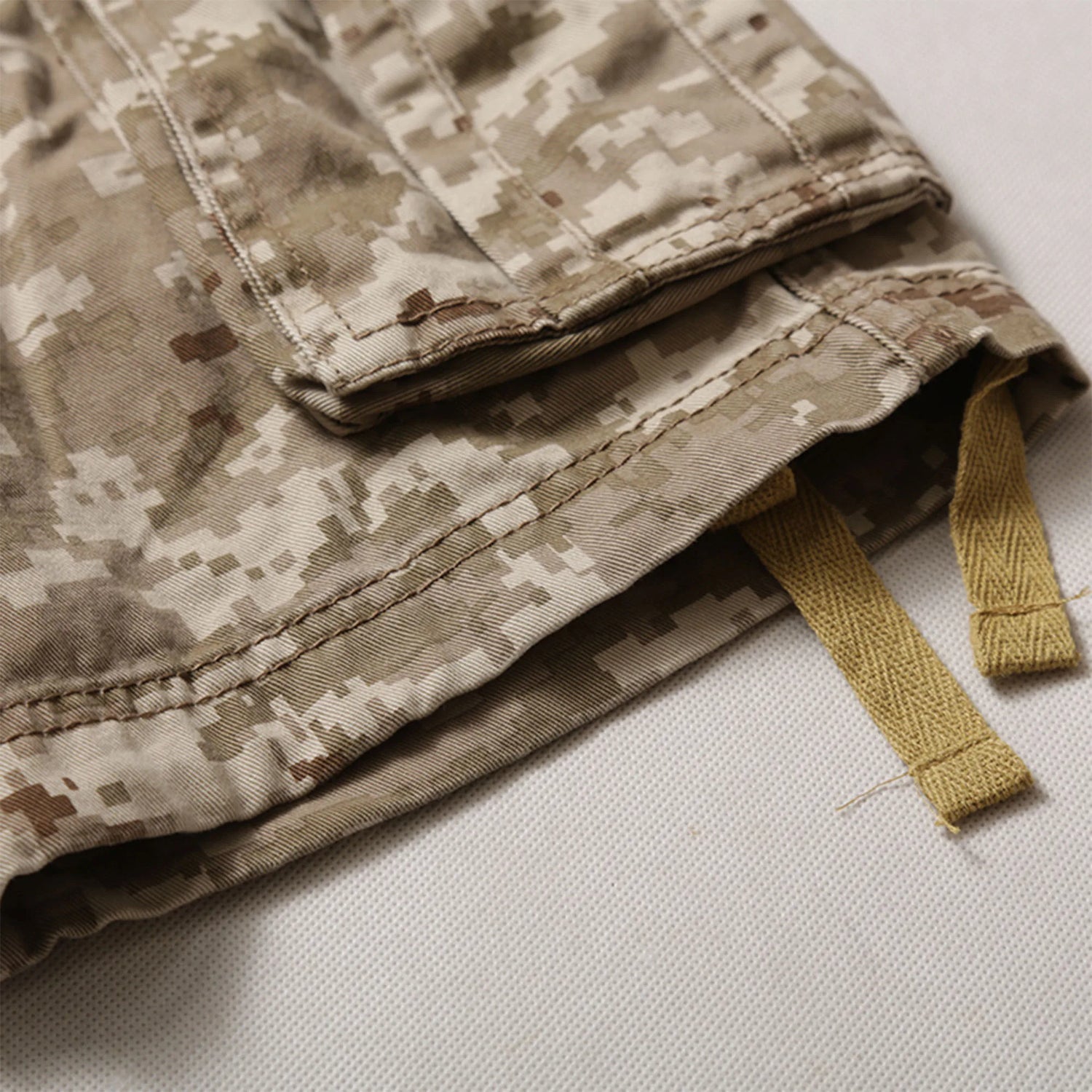 Short randonnée camouflage outdoor porté en extérieur sur sentier Passion Randonnée.