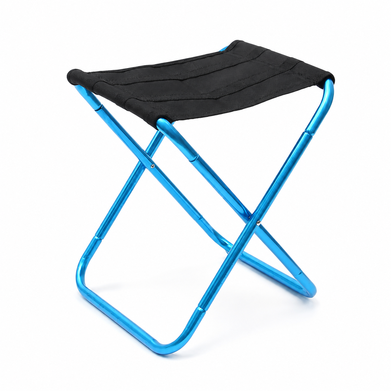 Tabouret de camping pliant Passion Randonnee utilise en exterieur sur sentier de randonnee.