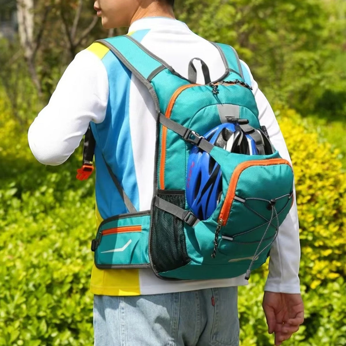 Sac à dos d’hydratation porté en randonnée en forêt confortable et pratique Passion Randonnée.