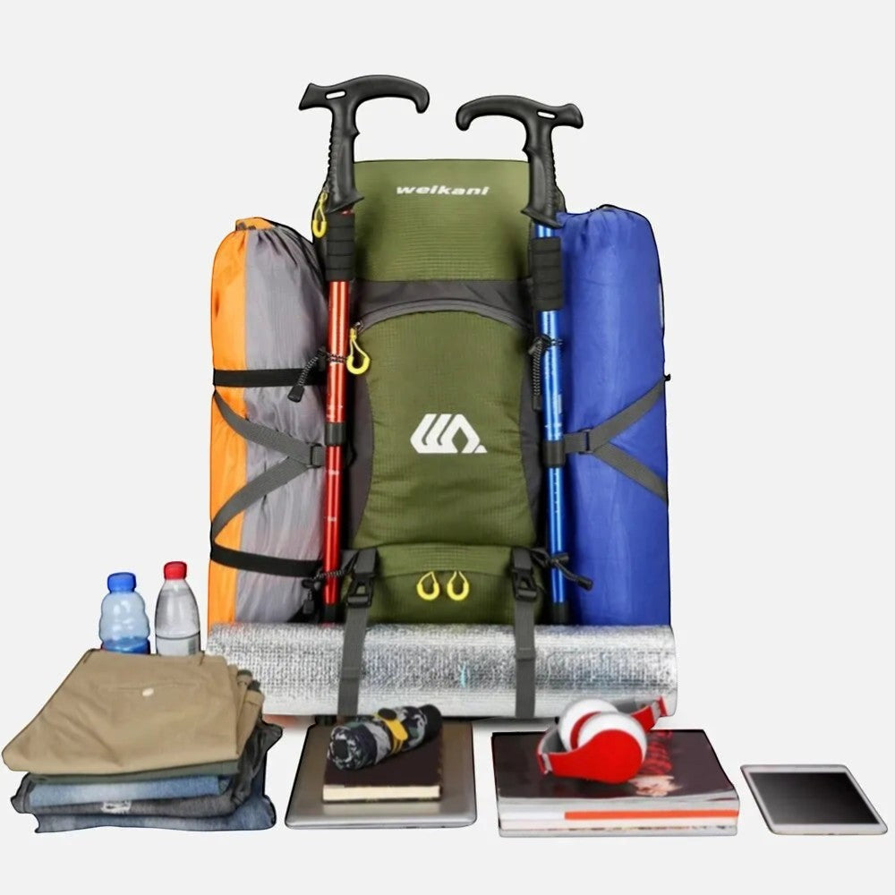 Sac à dos de randonnée avec équipement complet et capacité de rangement optimisée.