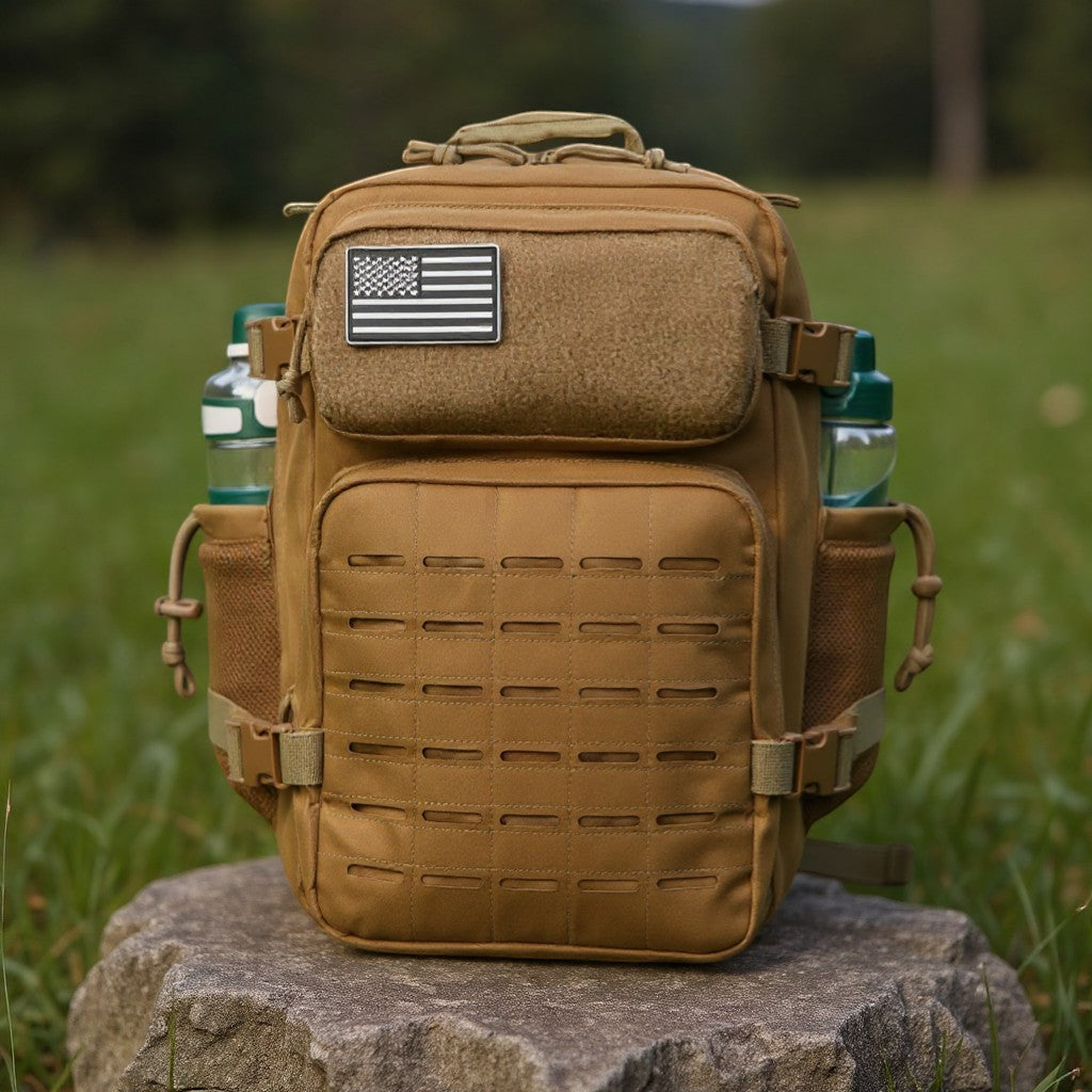 Sac à dos de randonnée posé en extérieur avec grande capacité de rangement.
