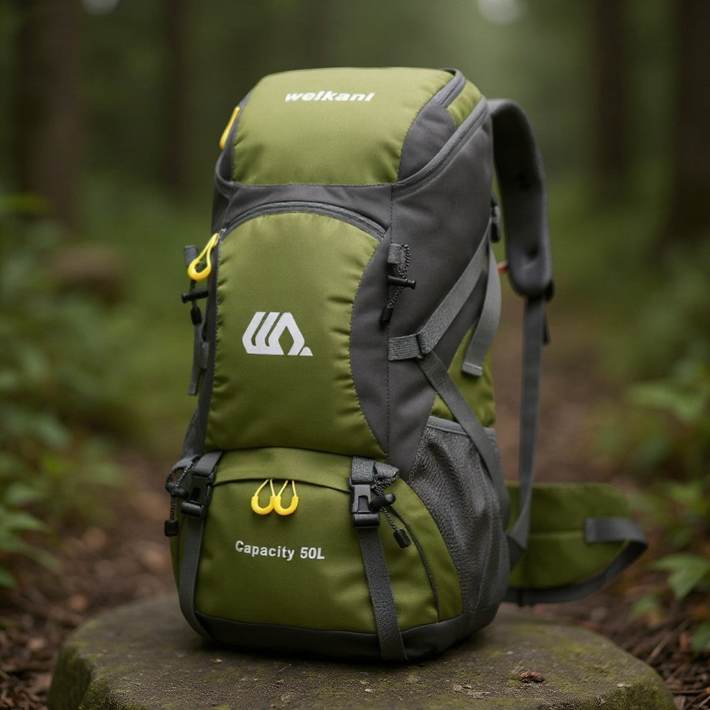 Sac à dos de randonnée vert posé en extérieur avec design robuste.
