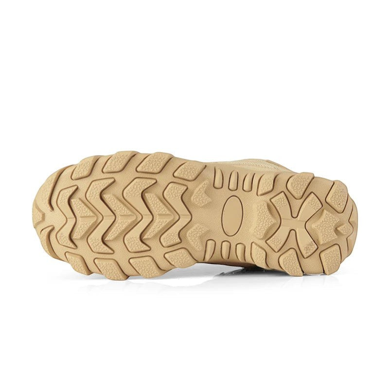 Semelle de chaussures de randonnée avec crampons profonds conçus pour une excellente adhérence sur terrain accidenté. La structure assure une bonne traction sur sol sec ou humide.