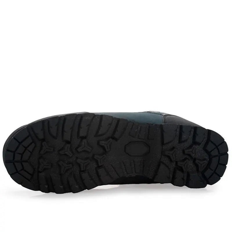 Semelle de chaussures de randonnée avec structure crantée offrant une excellente adhérence sur terrain accidenté. Les crampons assurent une bonne traction sur surfaces rocheuses et irrégulières.